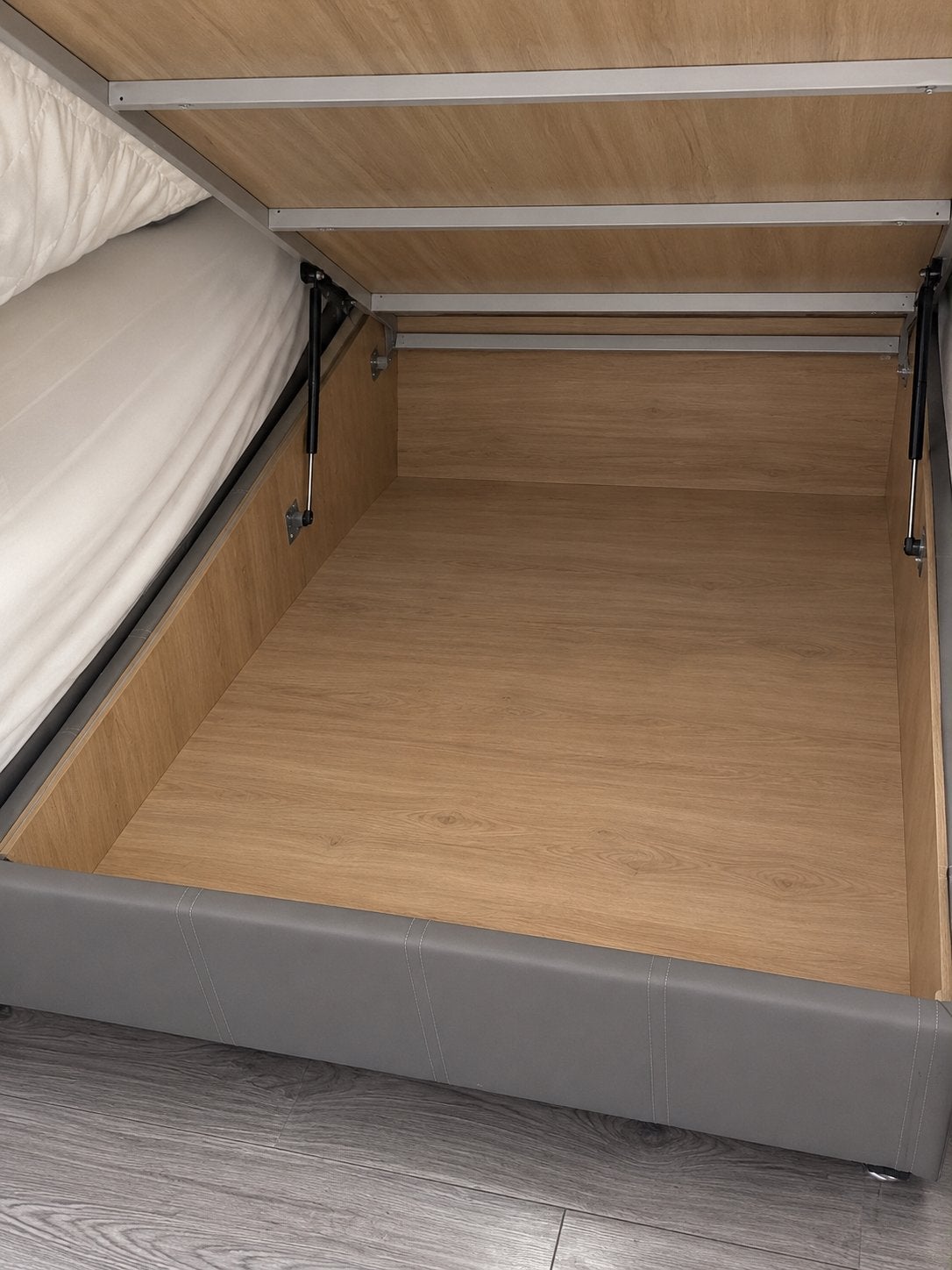 Twee losse grijze boxsprings met matrassen (100x200 cm), Ophalen, Eenpersoons, 200 cm, Grijs
