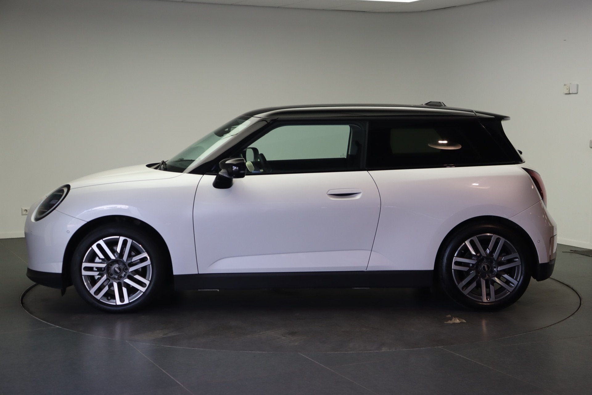 MINI Hatchback Cooper SE / Classic / Pakket XL / 17 inch Par, Dealer onderhouden, Gebruikt, Zwart, Met garantie (alle)