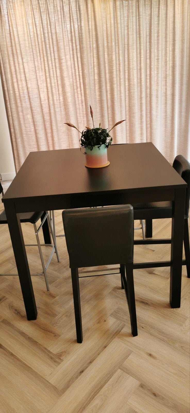 Ikea Bjursta bartafel met 5 barkrukken - 110x110x95cm, Ophalen, 100 tot 150 cm, 50 tot 100 cm, Zo goed als nieuw