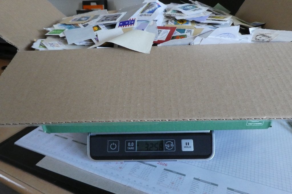RS-19 : Doos waarin 3 kilo nog af te weken zegels op papier., Postzegels en Munten, Verzenden, Buitenland