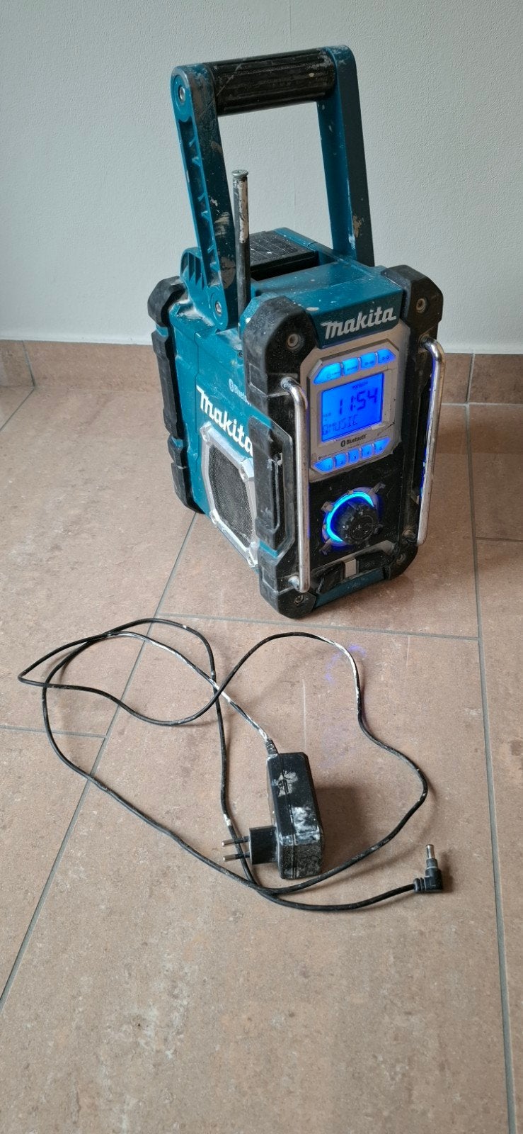 Makita DMR108 Bouwradio met 6Ah accu en adapter, Ophalen of Verzenden, Gebruikt, Bouwradio