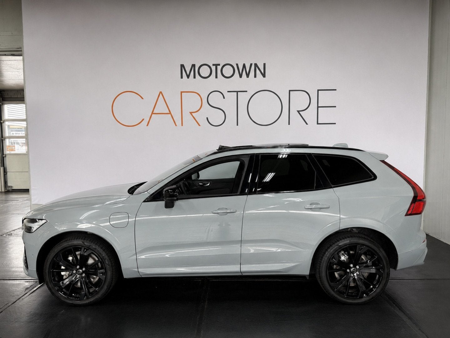 Volvo XC60 T8 Plug-in AWD Black Edition Facelift Pano 455Pk, Auto's, Automaat, Dealer onderhouden, Gebruikt, Zwart