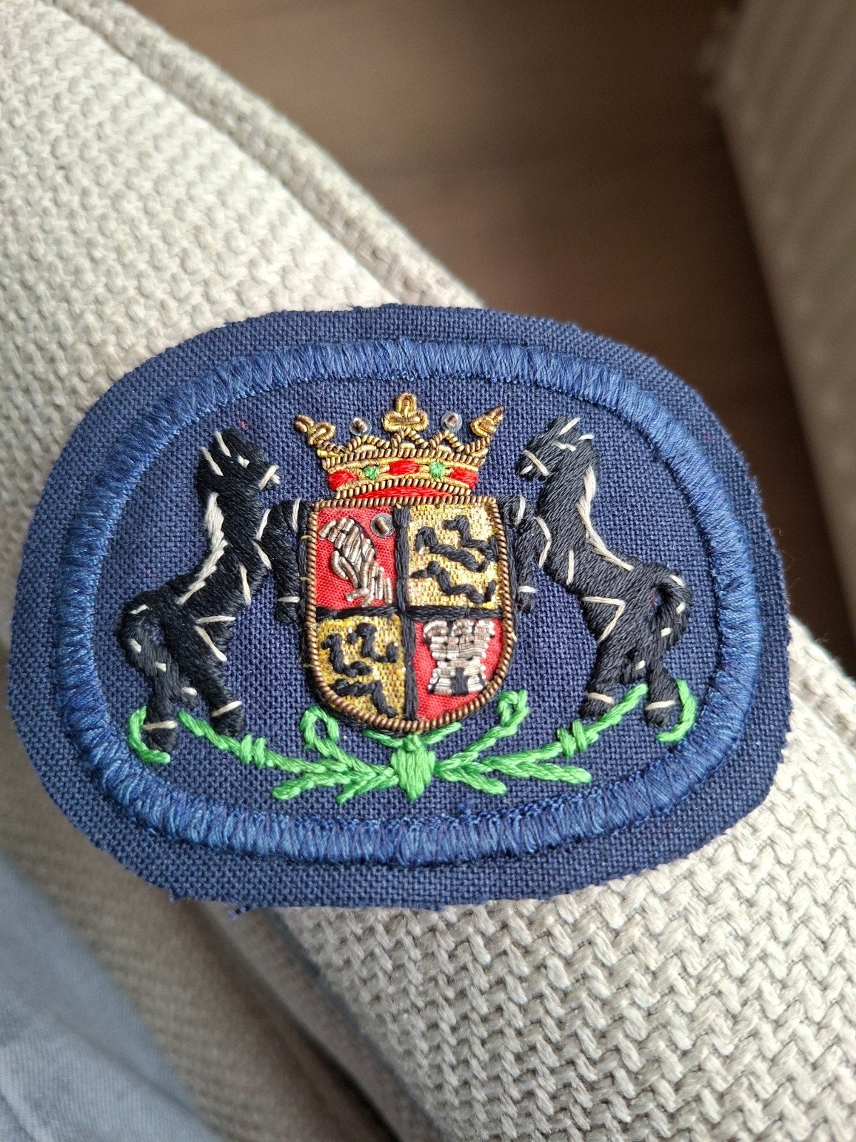 Geborduurd embleem met wapenschild en paarden, Ophalen of Verzenden, Zo goed als nieuw