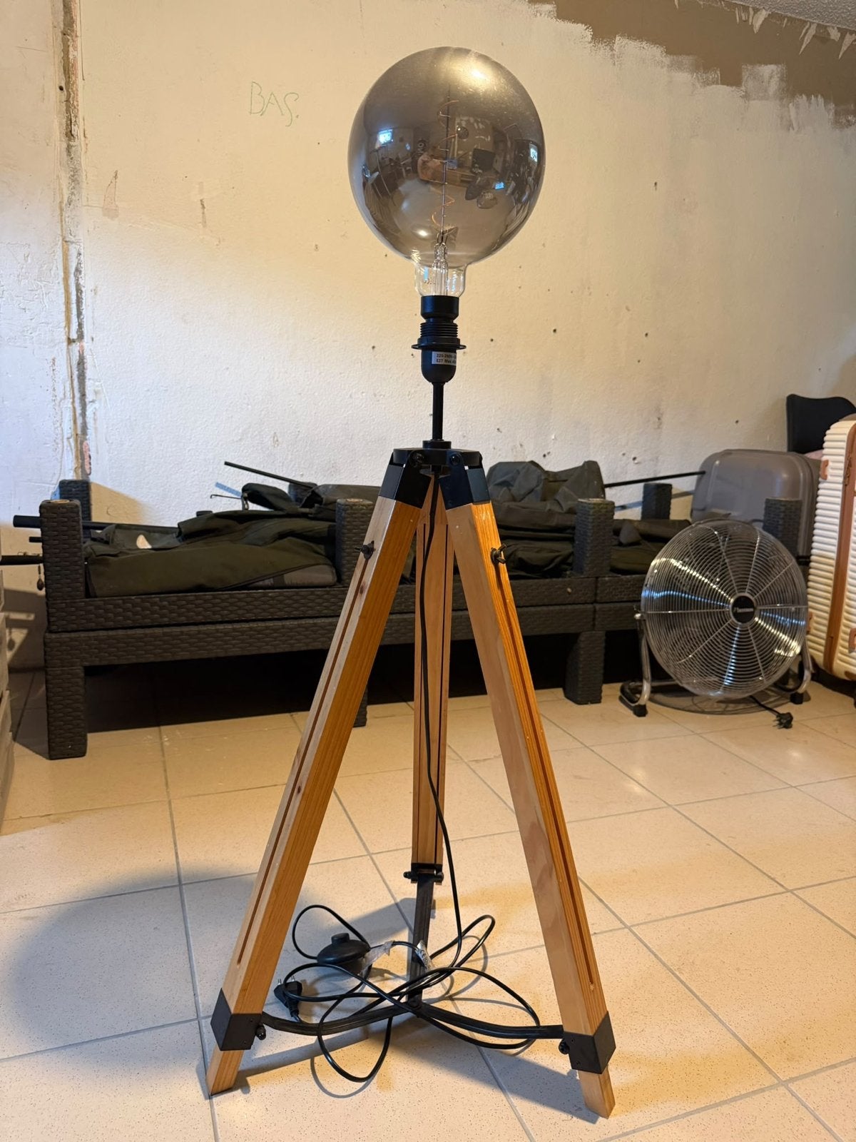 Vloerlamp met houten statief en grote LED bol, Huis en Inrichting, Lampen | Vloerlampen, Gebruikt, 100 tot 150 cm, Hout, E27 (groot)