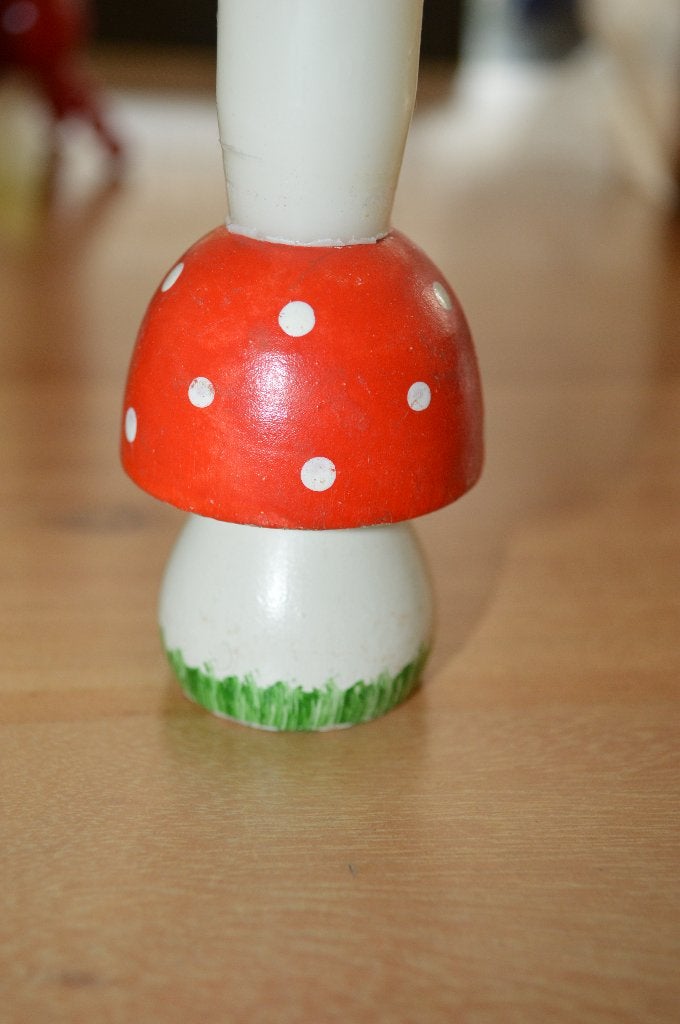 1 leuke vintage Zweedse houten paddenstoel kandelaar 6 cm H, Diversen, Ophalen of Verzenden, Zo goed als nieuw