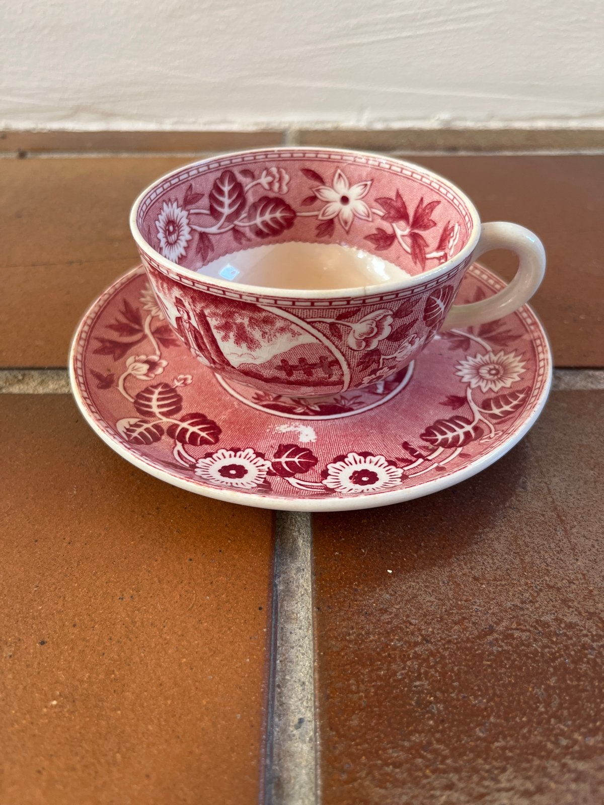 Antieke kop en schotel - Société Céramique Tea Drinker rood, Ophalen