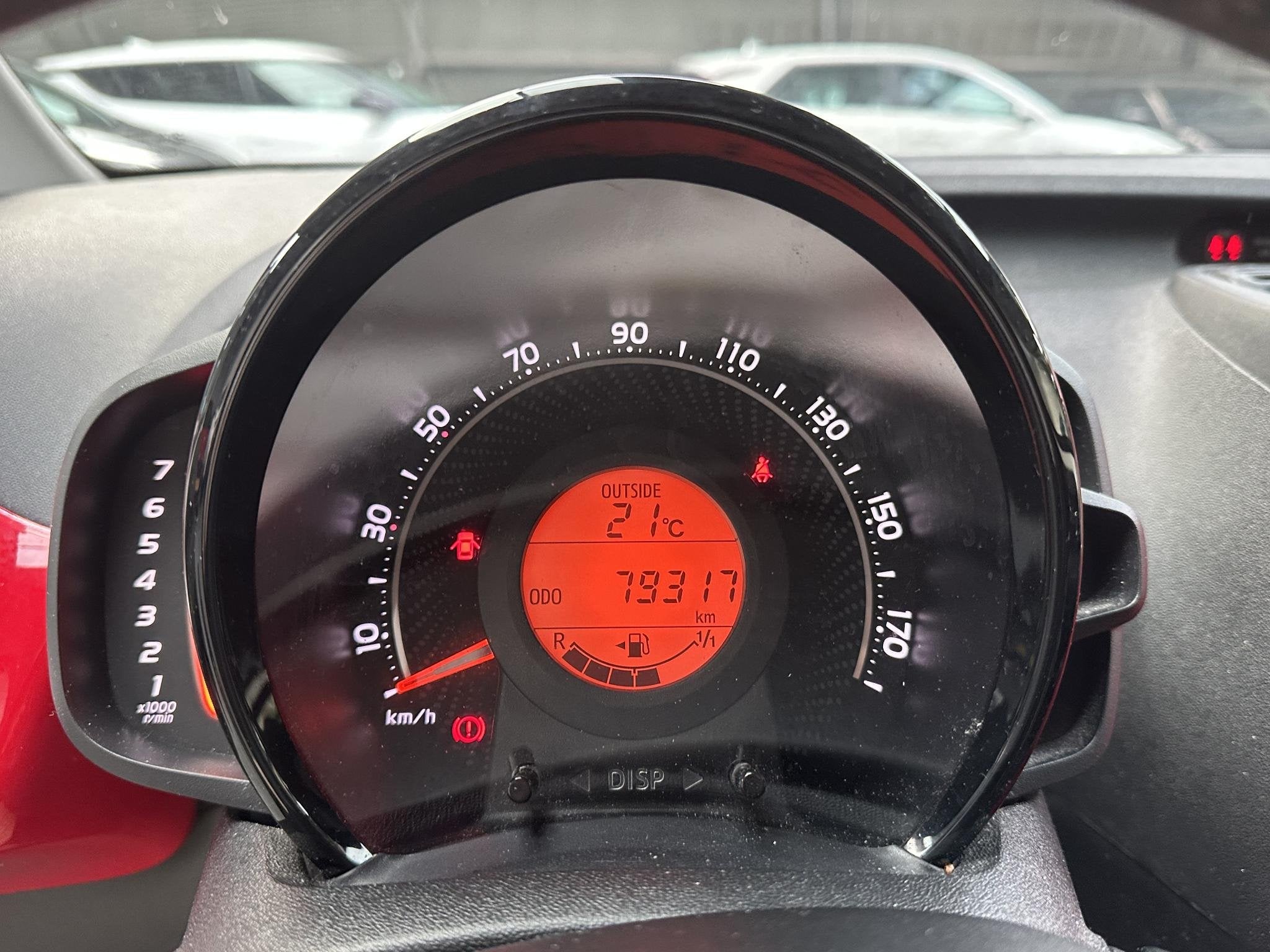 Toyota Aygo 1.0 VVT-i x-play, Auto's, Stof, Gebruikt, Euro 6, 4 stoelen