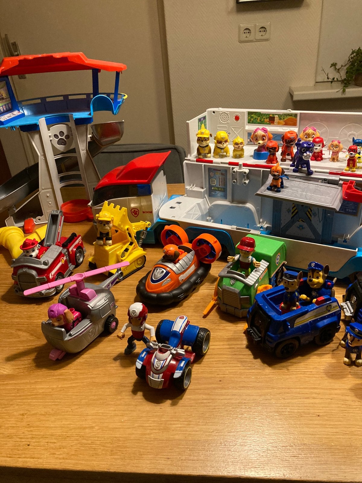Paw patrol een grote auto en veel losse onderdelen, Ophalen, Gebruikt, Bus of Vrachtwagen