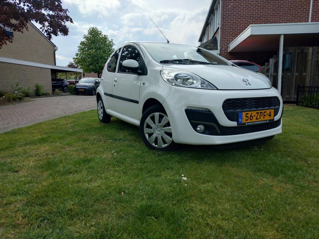 Peugeot 107 1.0 12V 5DR 2013 Wit, Auto's, Voorwielaandrijving, 4 stoelen, Origineel Nederlands, Handgeschakeld