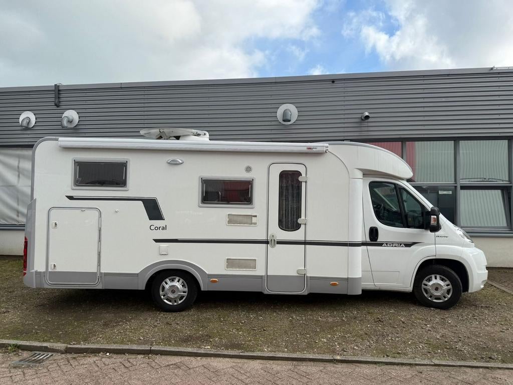 Adria camper 660 coral lengte bedden, Caravans en Kamperen, Campers, 7 tot 8 meter, Bedrijf, Adria, Half-integraal