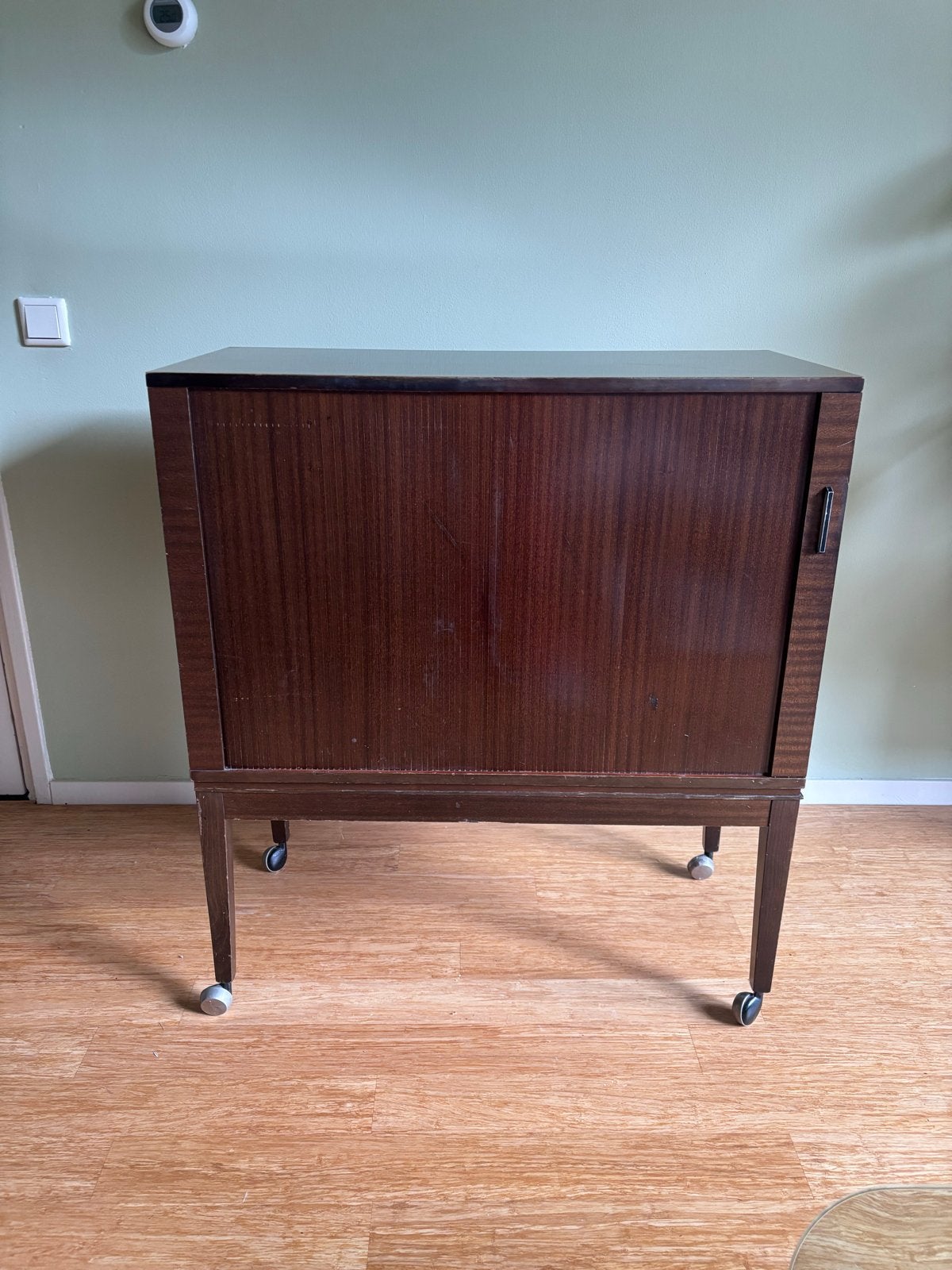 Vintage dressoir/kastje op wieltjes, donker hout, Antiek en Kunst, Antiek | Meubels | Kasten, Ophalen