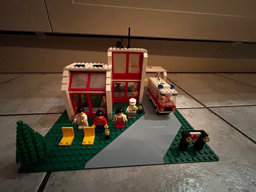 Lego City 6380 Ziekenhuis met ambulance en figuren, Lego, Ophalen of Verzenden, Complete set, Compleet