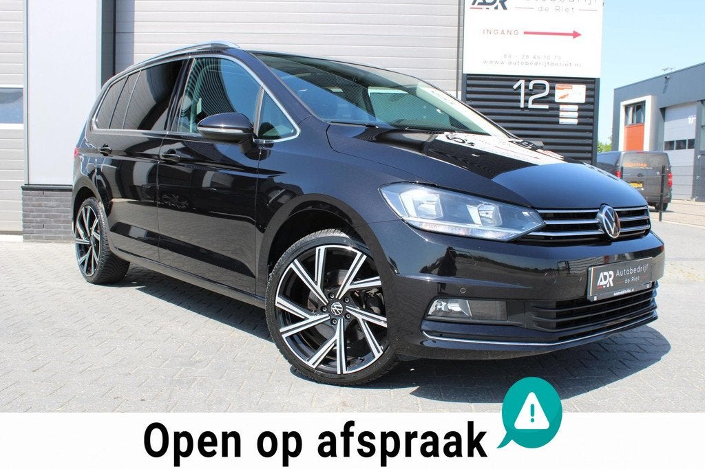Volkswagen Touran 1.5 TSI DSG Highline |PANO|CAMERA|PDC V+A|, Auto's, 15 km/l, Zwart, 4 cilinders, 150 pk