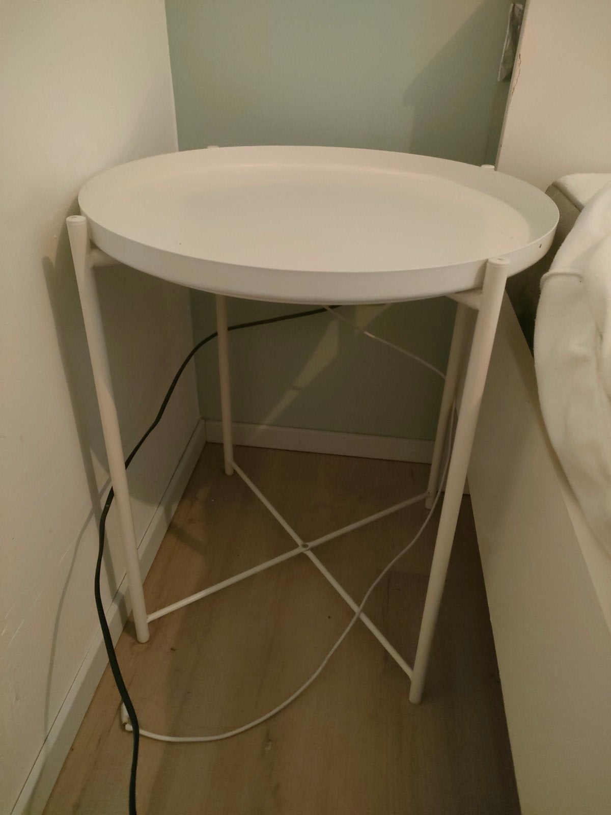 IKEA bijzettafel - Wit, rond en veelzijdig, Huis en Inrichting, Tafels | Bijzettafels, Minder dan 55 cm, Gebruikt, Metaal of Aluminium