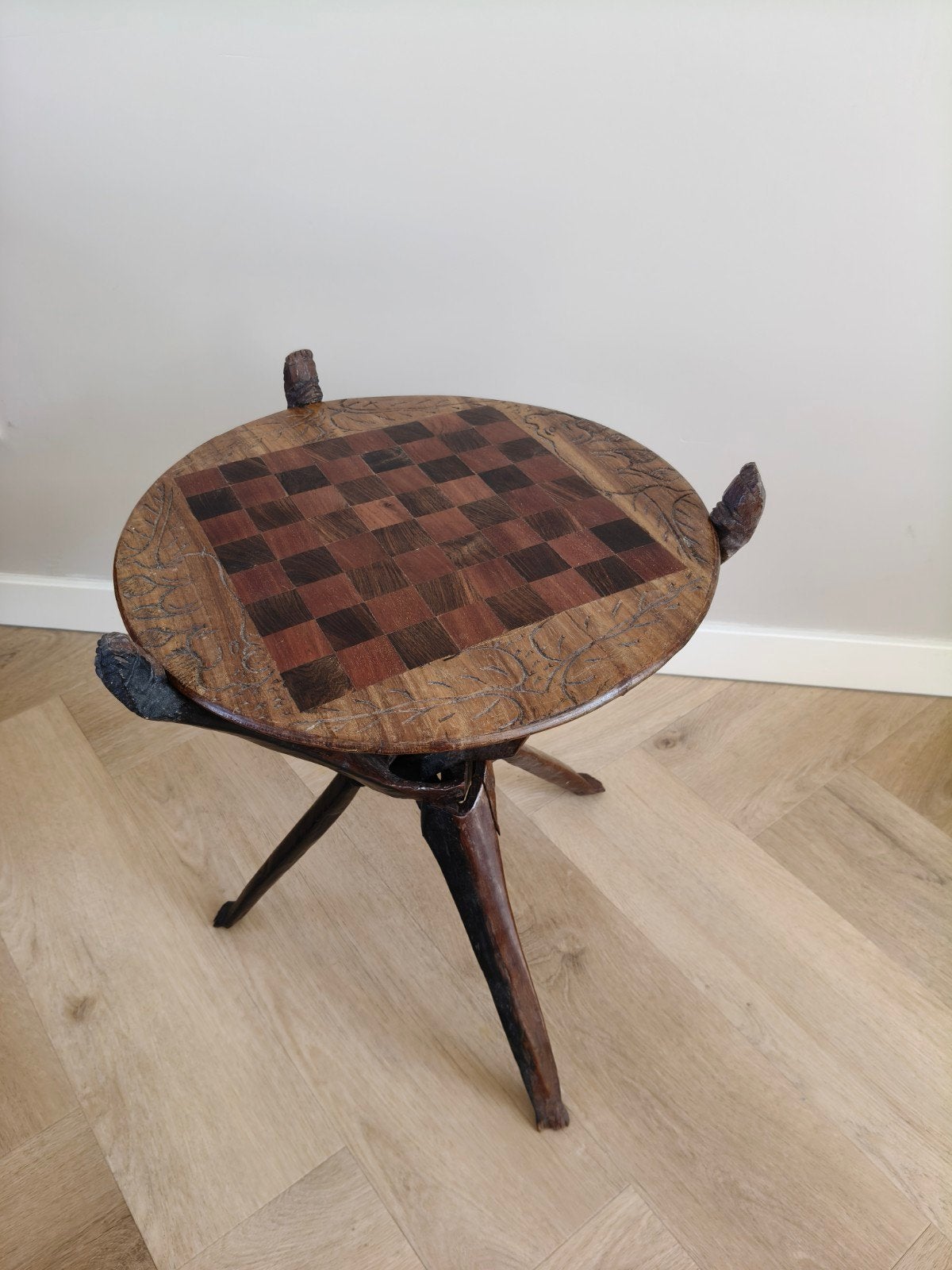 Unieke houten schaal tafel / plantenkruk met schaakbord, Ophalen of Verzenden