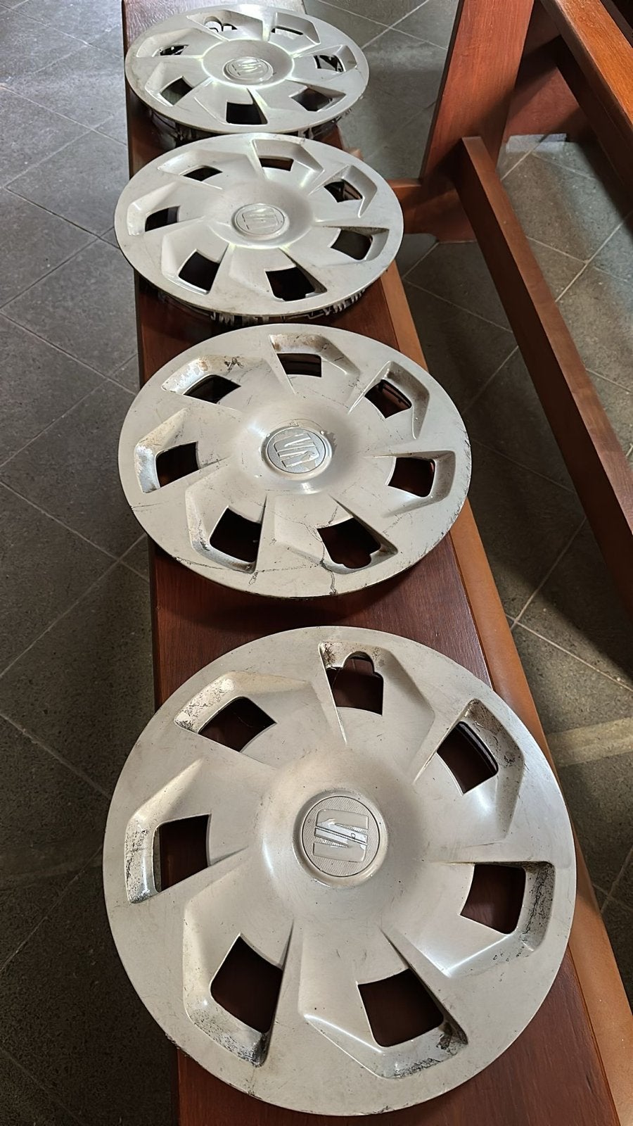 Set van 4 gebruikte wieldoppen voor auto, Ophalen, Gebruikt