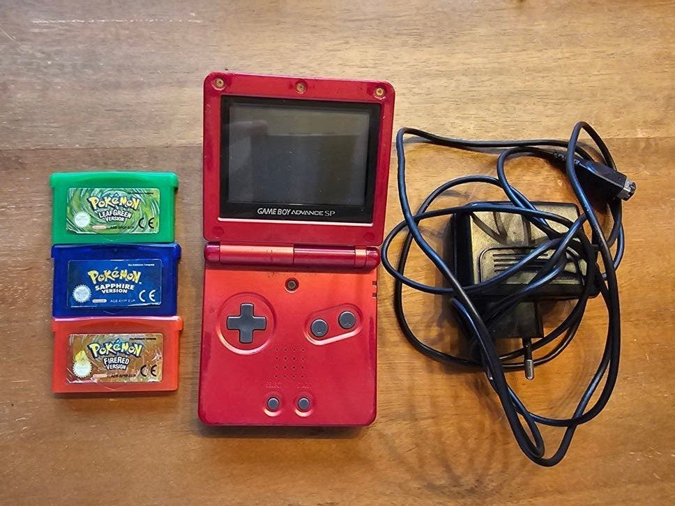 Game Boy Advance SP Rood met 3 Pokémon games en oplader, Nintendo, 1 speler, Nintendo of Europe GmbH, Herriotstrasse 4, 60528 Frankfurt am Main, Duitsland