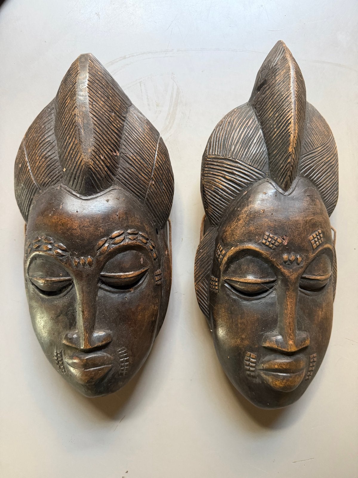 Baule mblo-maskers uit de Ivoorkust, man en vrouw, Bruin, Afrika, Masker, Gesneden