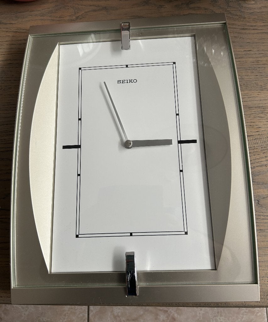 seiko wandklok in zilveren uitvoering goed werkend, Ophalen, Wandklok, Stil uurwerk, Analoog