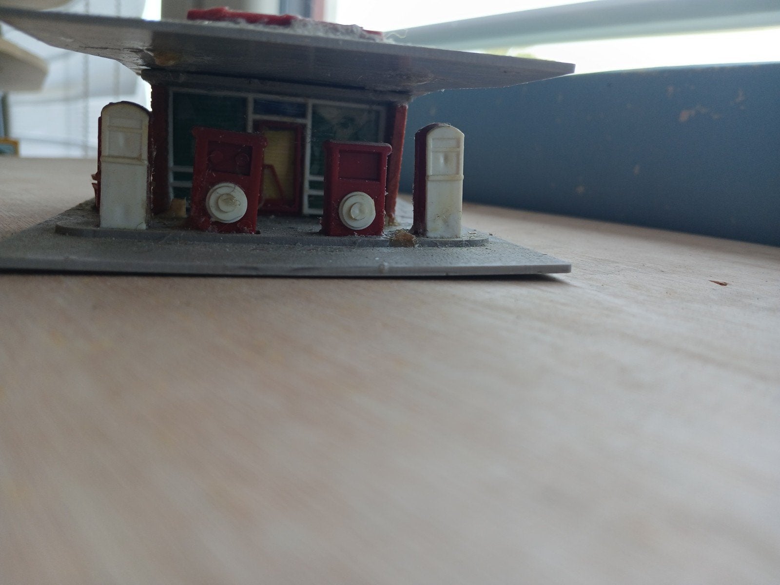 3 N-spoor huisjes en tankstation voor modelbaan, Ophalen of Verzenden, Gebruikt, Brug, Tunnel of Gebouw