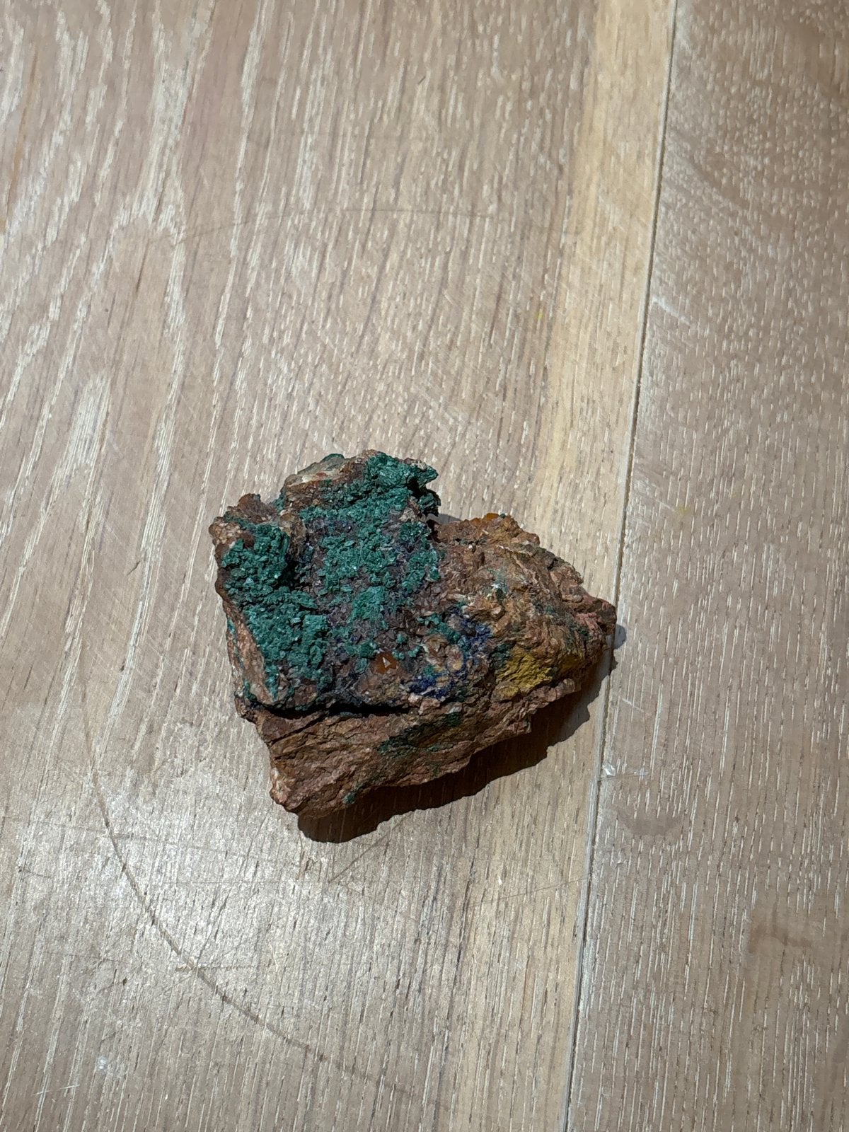 Mineraal met Levendige Groene en Blauwe Tinten, Verzamelen, Ophalen of Verzenden, Mineraal