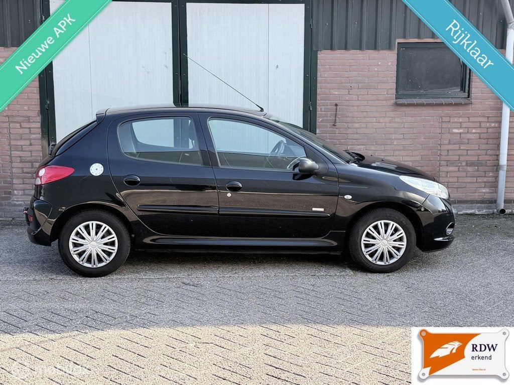Peugeot 206 + 1.4 XS NAP/NWE APK/NWE DISTRIBUTIERIEM/AIRCO, Elektrische ramen, 4 cilinders, Zwart, Origineel Nederlands