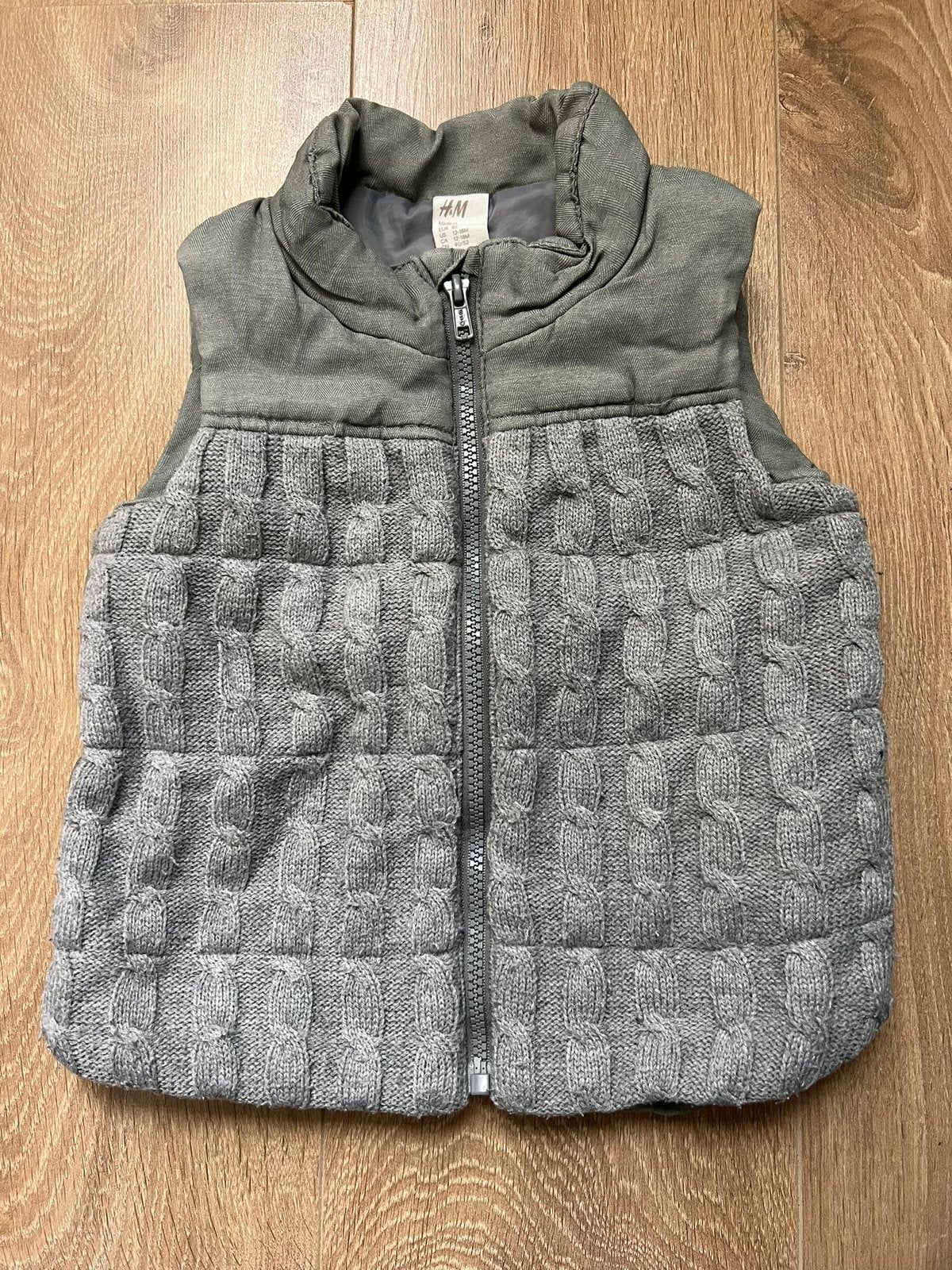 H&M bodywarmer kabel grijs maat 86, Kinderen en Baby's, Ophalen of Verzenden, Gebruikt, Jongetje, Jasje