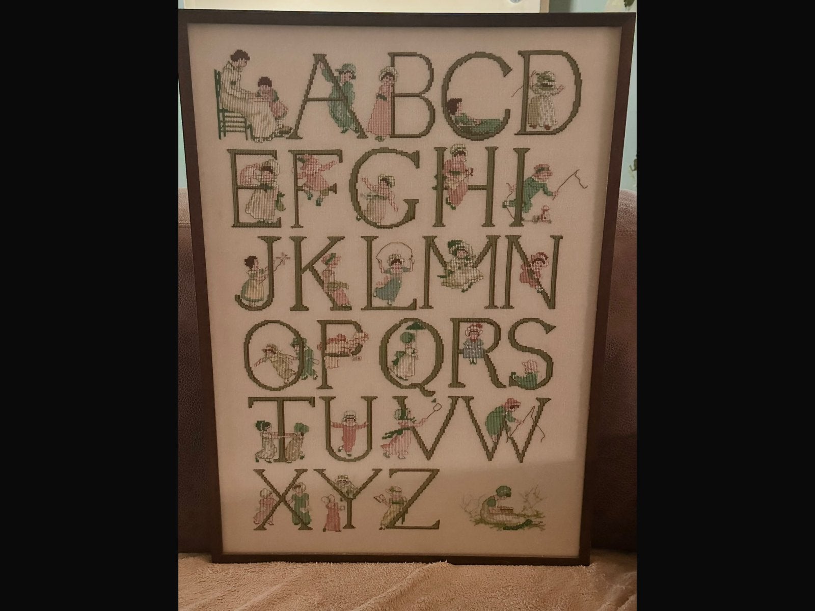 Geborduurd ABC schilderij., Ophalen