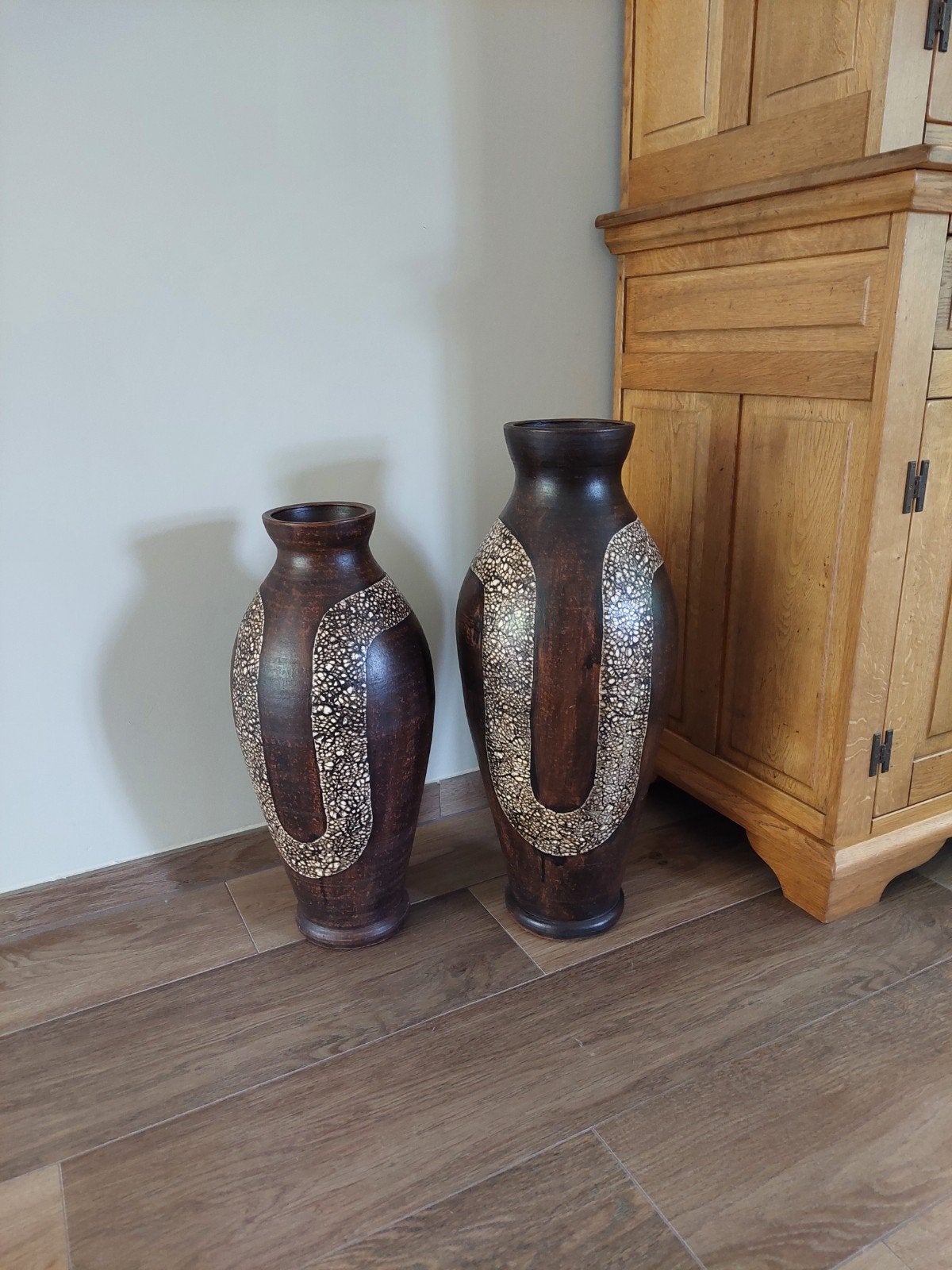 2 Mooie bruine vazen met bijzondere eierschaal decoratie, Huis en Inrichting, Ophalen, Zo goed als nieuw, Overige kleuren, Steen/keramiek