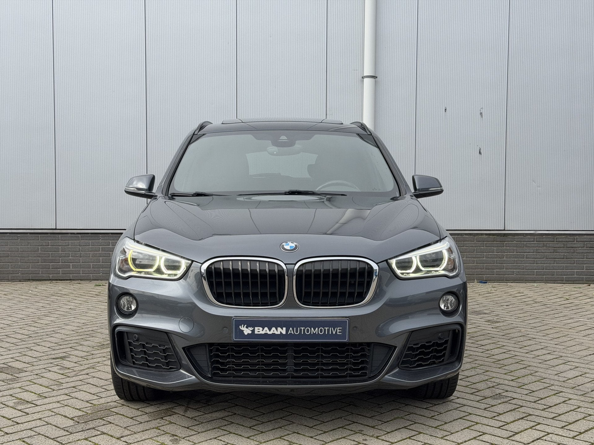 BMW X1 sDrive18i High Executive | M-Sport | Panorama | Trekh, Gebruikt, Euro 6, Alcantara, Grijs