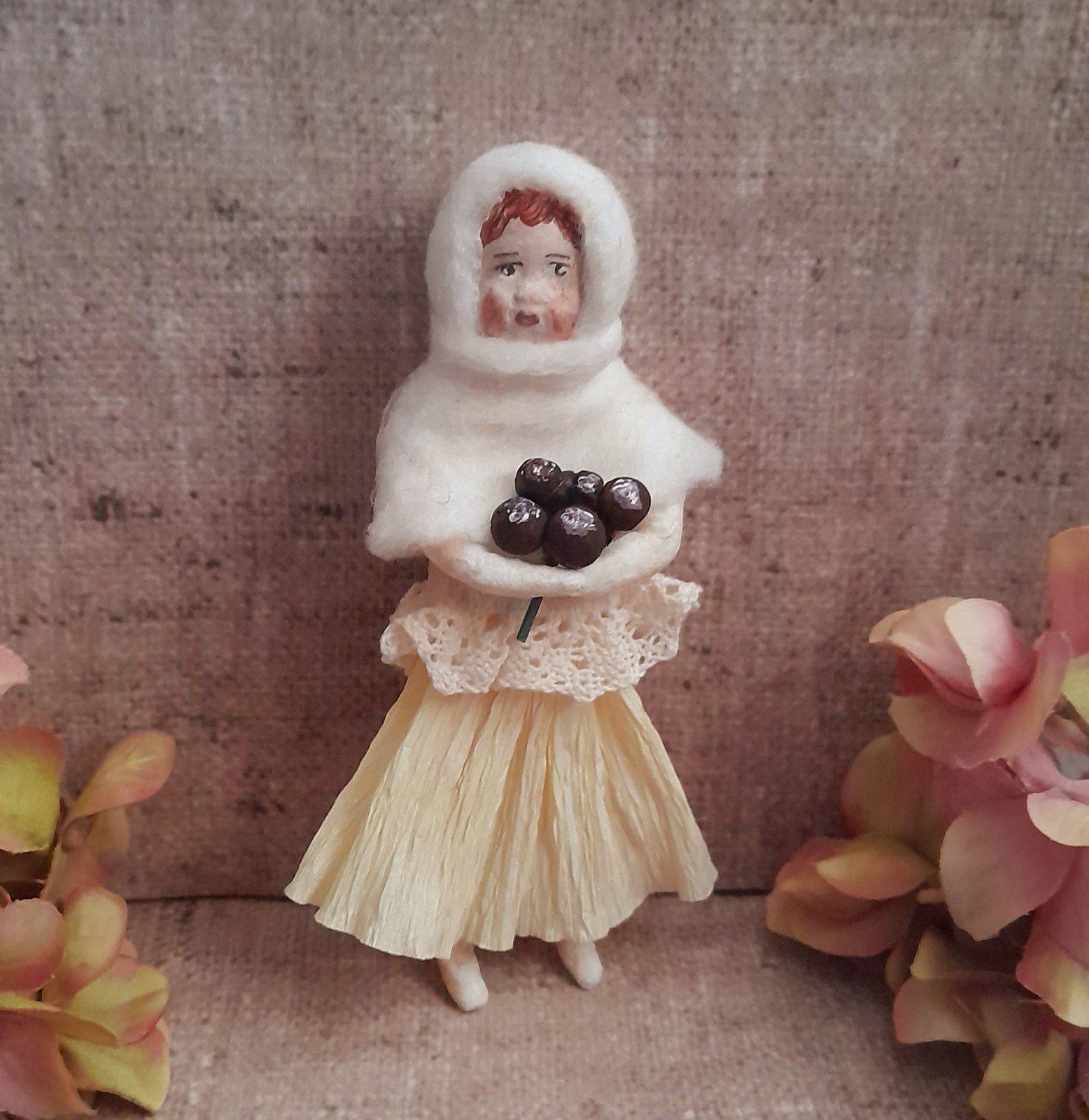 Prachtig brocante wattenpop meisje met besjes Spun cotton, Antiek en Kunst, Ophalen of Verzenden