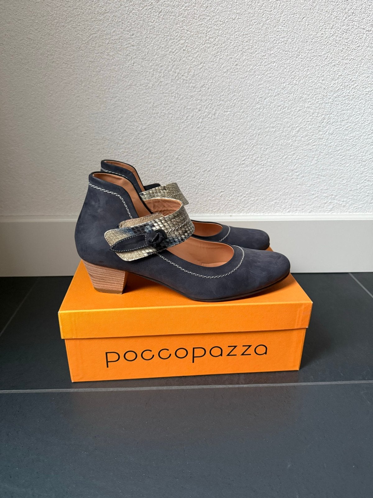 Poccopazza pumps met bandje - Zo goed als nieuw maat 39,5, Ophalen, Zo goed als nieuw, Blauw, Pumps