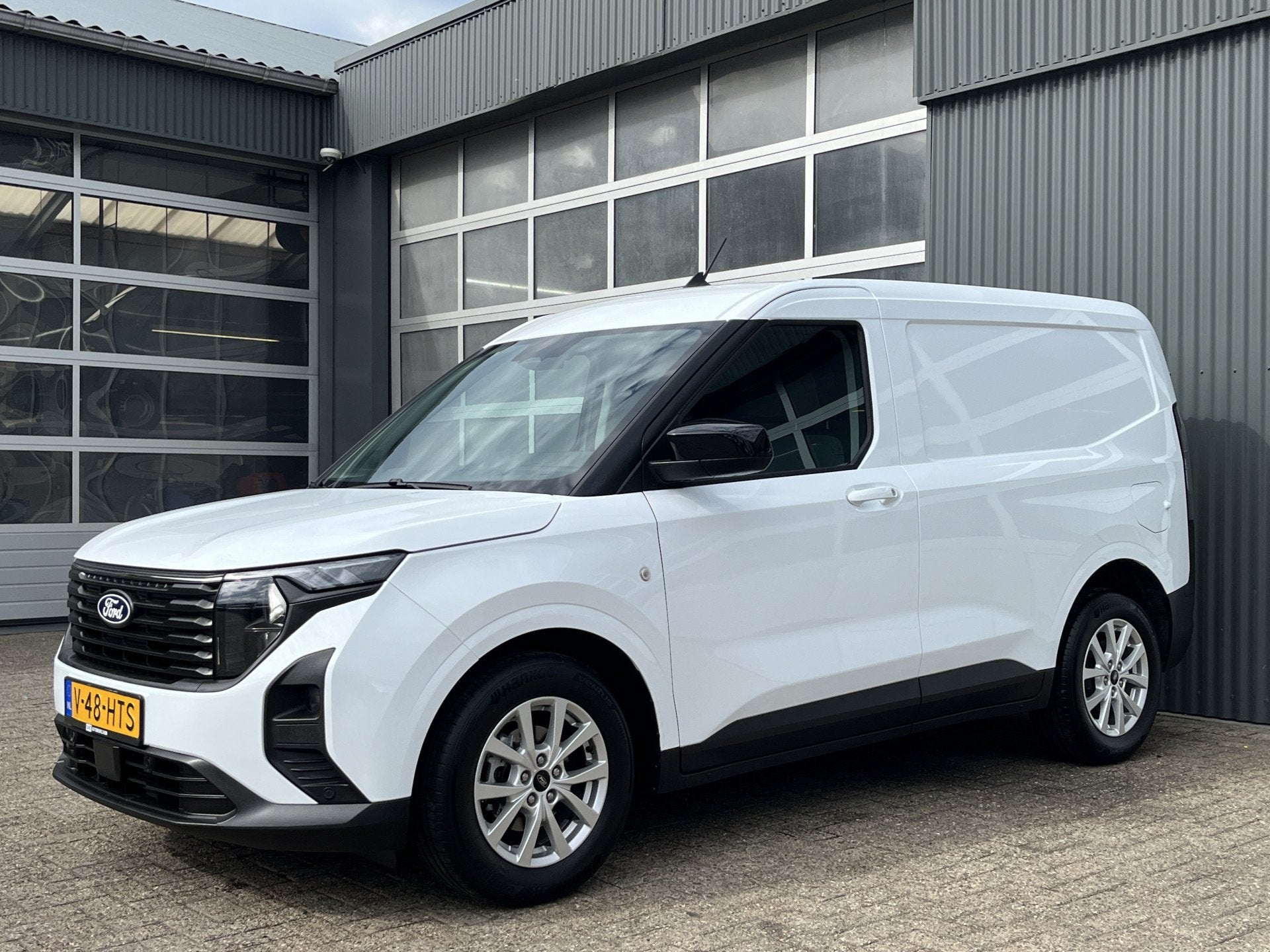 Ford Transit Courier 1.0 EcoBoost Limited Benzine Automaat A, Gebruikt, Multifunctioneel stuurwiel, Wit, Bedrijf
