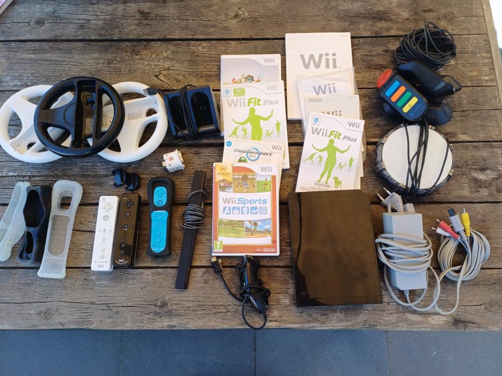 Wii Zwart met veel accessoires en games, Ophalen of Verzenden, Gebruikt, Met 3 controllers of meer, Met stuurtje