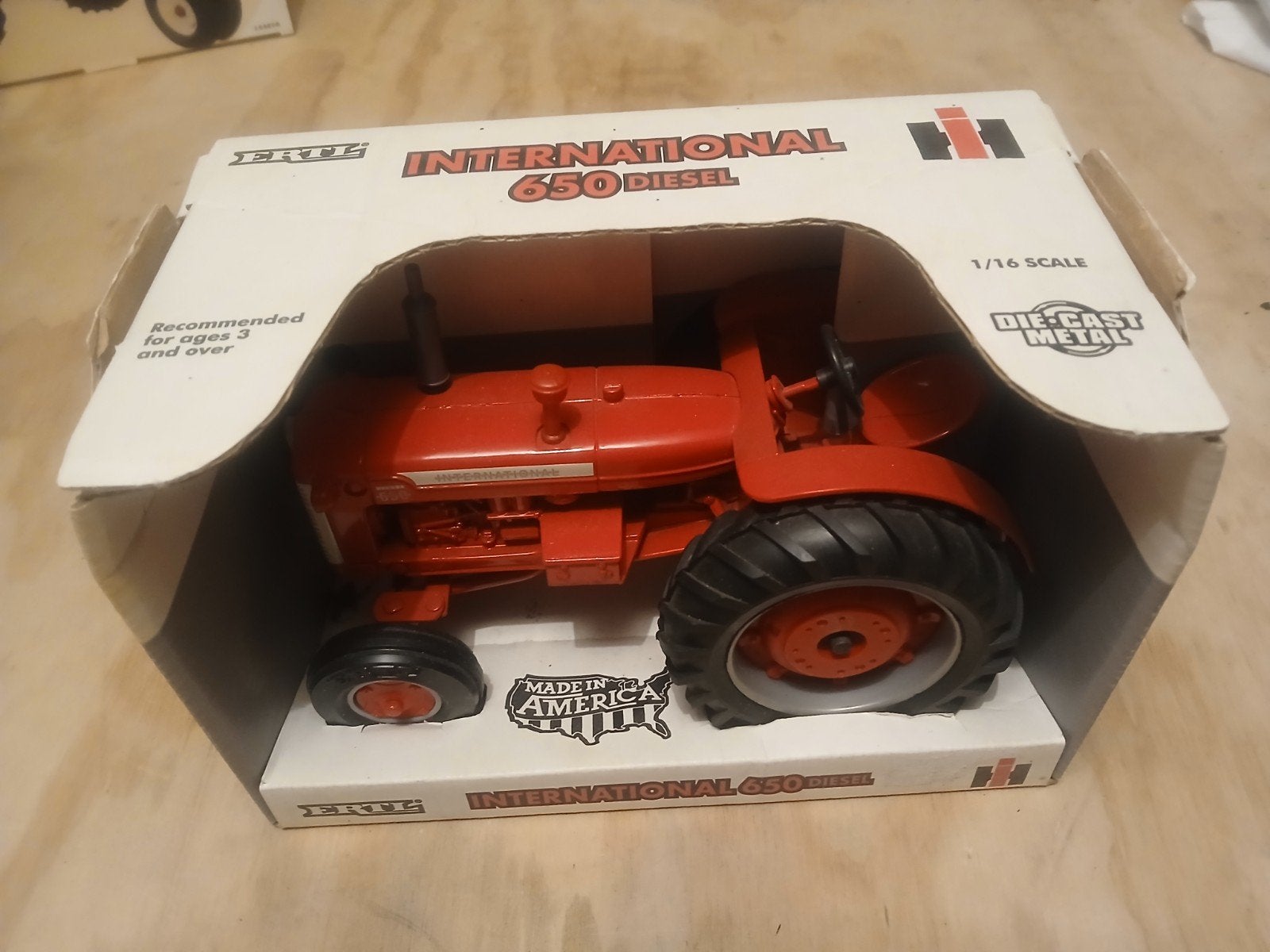 Ertl International IHC IH 650 tractor schaal 1 : 16, Ophalen of Verzenden, Nieuw, Tractor of Landbouw