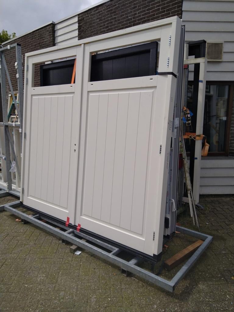 Kozijn met dubbele garage deuren