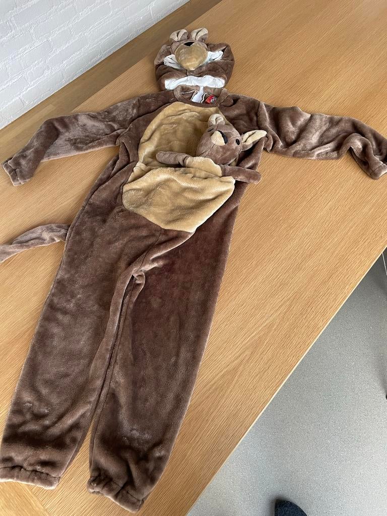 Kangoeroe pak Carnaval mt 128, Kinderen en Baby's, Carnavalskleding en Verkleedspullen, Ophalen, Zo goed als nieuw, 122 t/m 128
