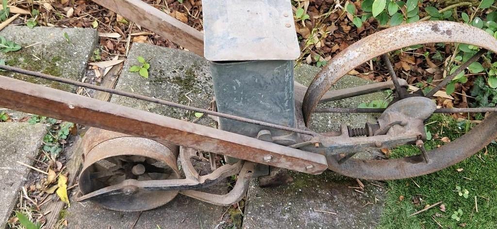 Antieke zaaimachine midden 20ste eeuw (brocante), Ophalen