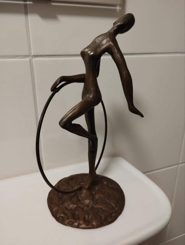 Brons beeld vrouw figuur met hoepel, Ophalen of Verzenden