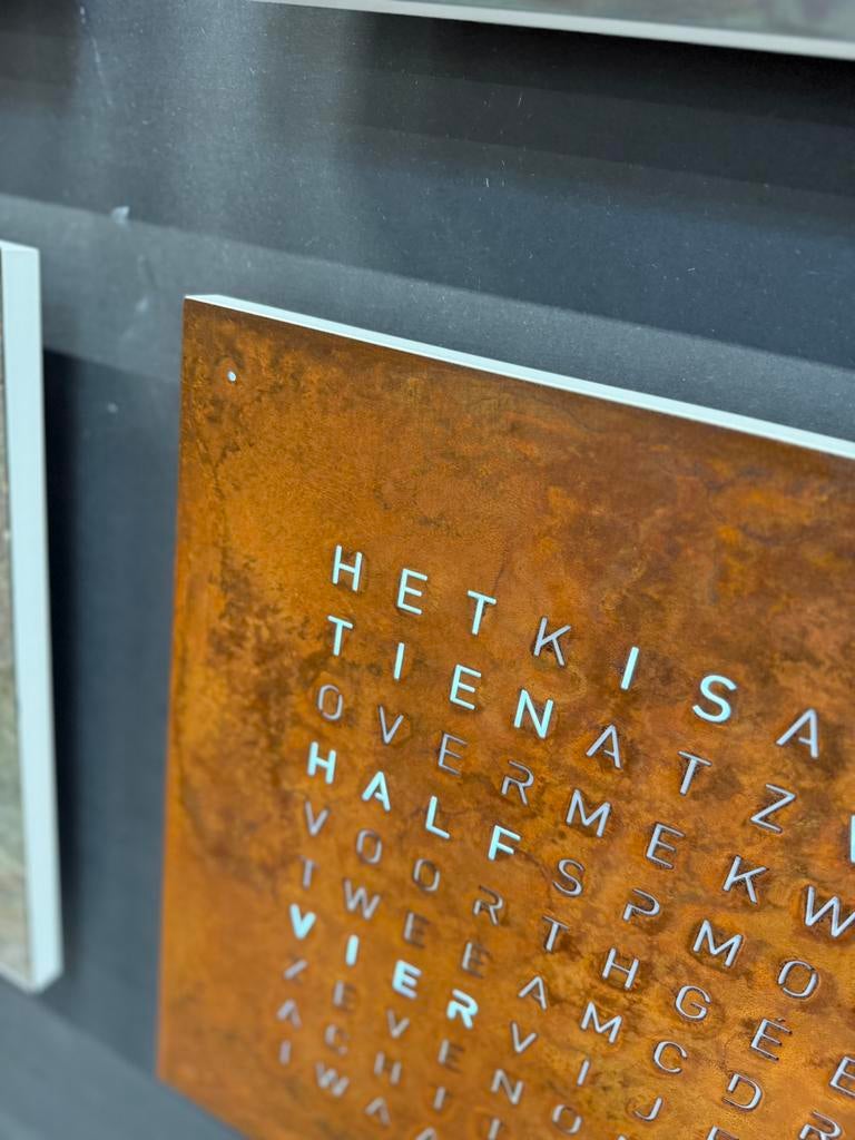 Nieuw Qlocktwo qlock two Design Klok Rust 45x45 roest, Wandklok, Digitaal, Nieuw, Ophalen of Verzenden