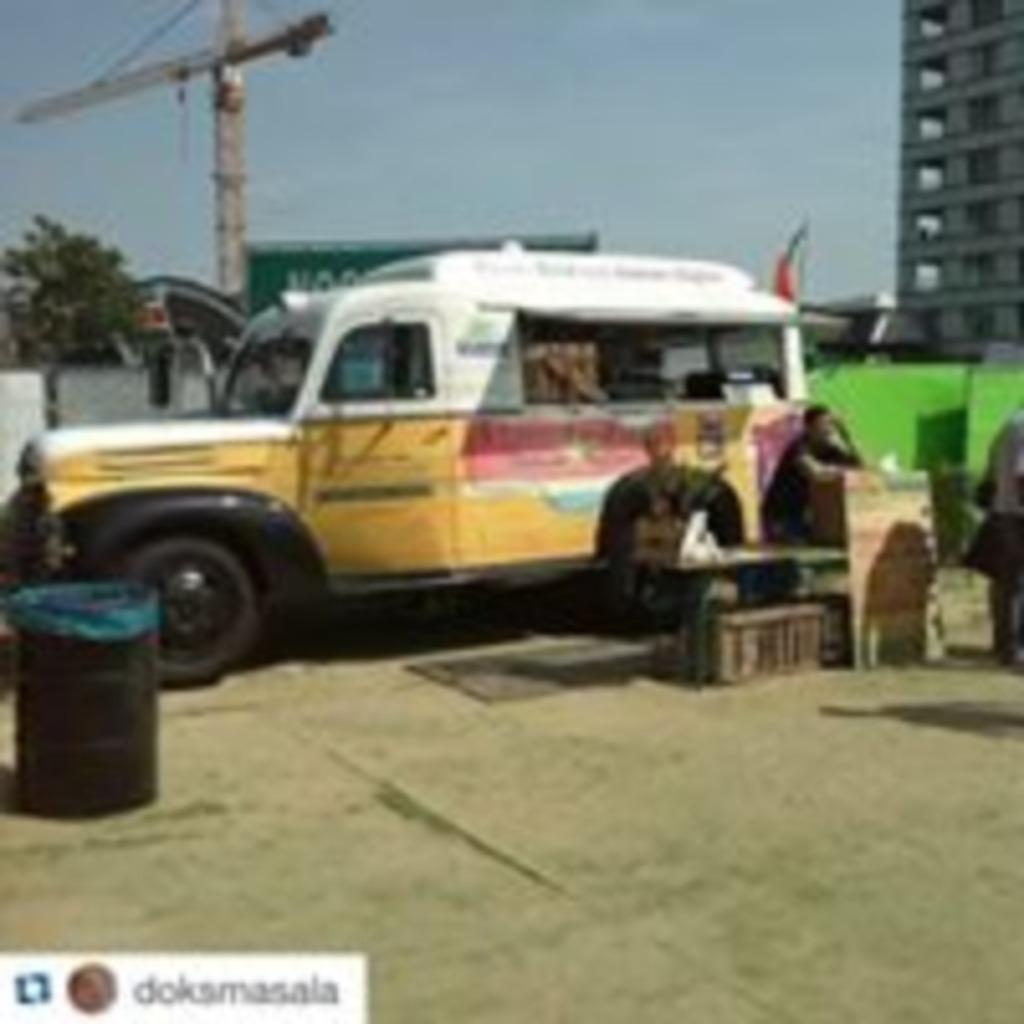 Foto 18 van foodtruck DJ-boot schoolbus te huur