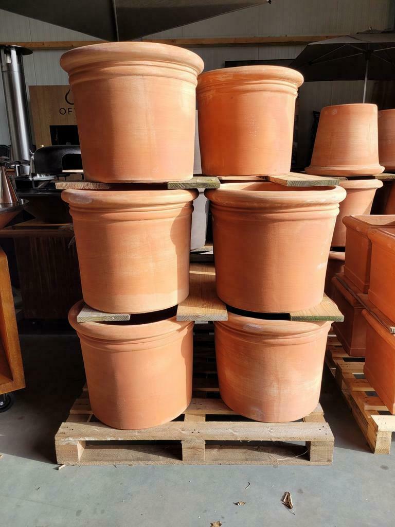 Italiaans Terra Cotta  potten Toscane terracotta bloempotten, Tuin en Terras, Bloempotten, Kamervoort 65 Angeren, Claassen Buitenbeleving