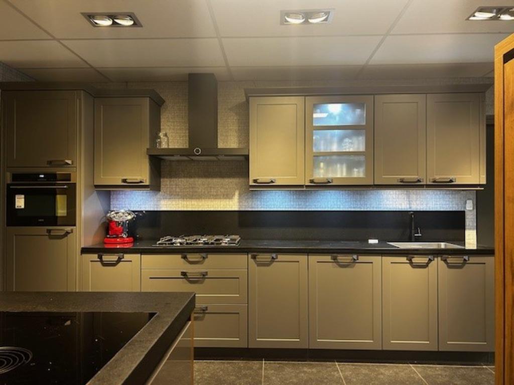Showroom keuken afm. 415 cm. direkt leverbaar, Ophalen, Nieuw, Enkelwandige keuken, Hoogglans of Gelakt