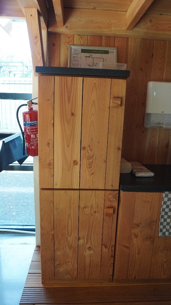 Hoge dubbele kast douglas hout, Ophalen, Zo goed als nieuw
