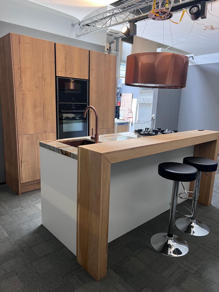 Nieuwe luxe Bruynzeel keuken met kwartsiet blue roma blad., Huis en Inrichting, Keuken | Complete keukens, Ophalen, Wit, Graniet of Steen