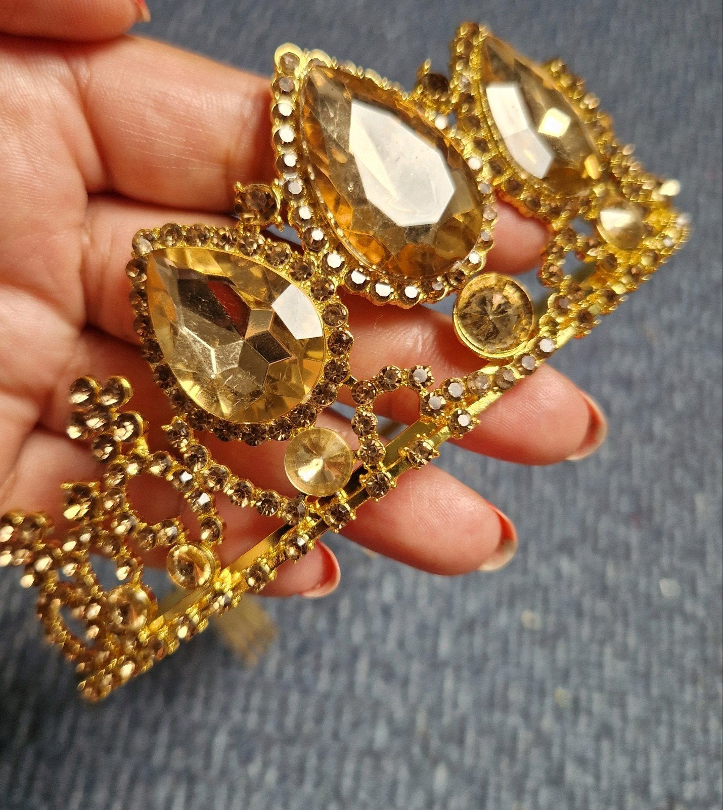 Nieuwe Goudkleurige Strass Kroon Diadeem van Staal, Ophalen of Verzenden, Nieuw, Haarspeld
