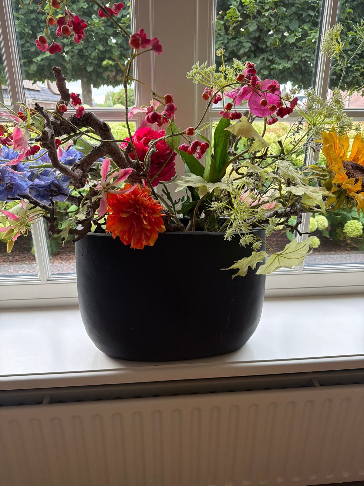Prachtig kunstbloemstuk in zwarte pot, Binnen, Ophalen of Verzenden, Zo goed als nieuw, Kunststof