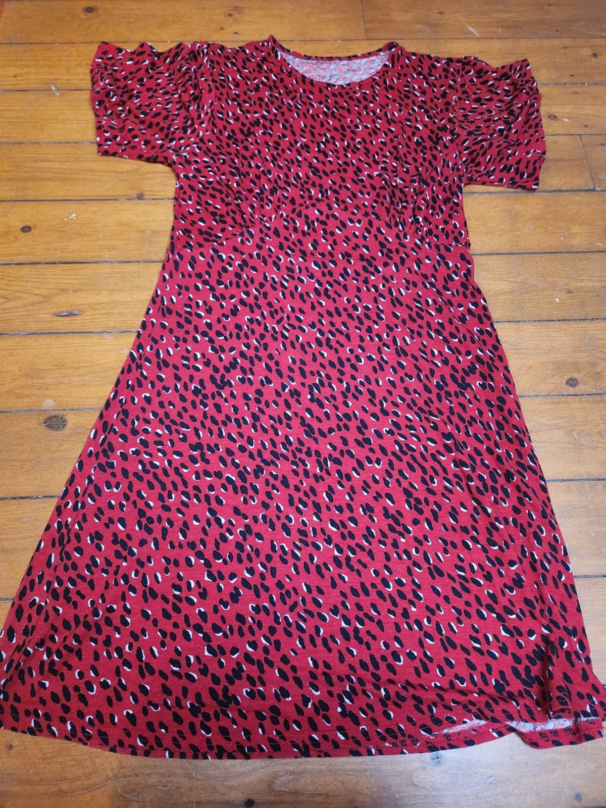 Rood jurkje met dierenprint - klein gaatje achterzijde, Ophalen of Verzenden, Maat 36 (S), Gedragen, Boven de knie