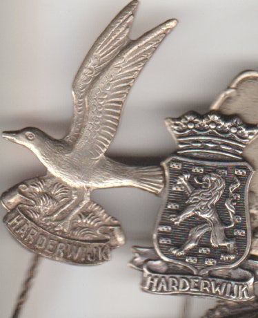 Harderwijk meeuw speld en Harderwijk leeuw (logo) broche, Verzamelen, Verzenden, Zo goed als nieuw
