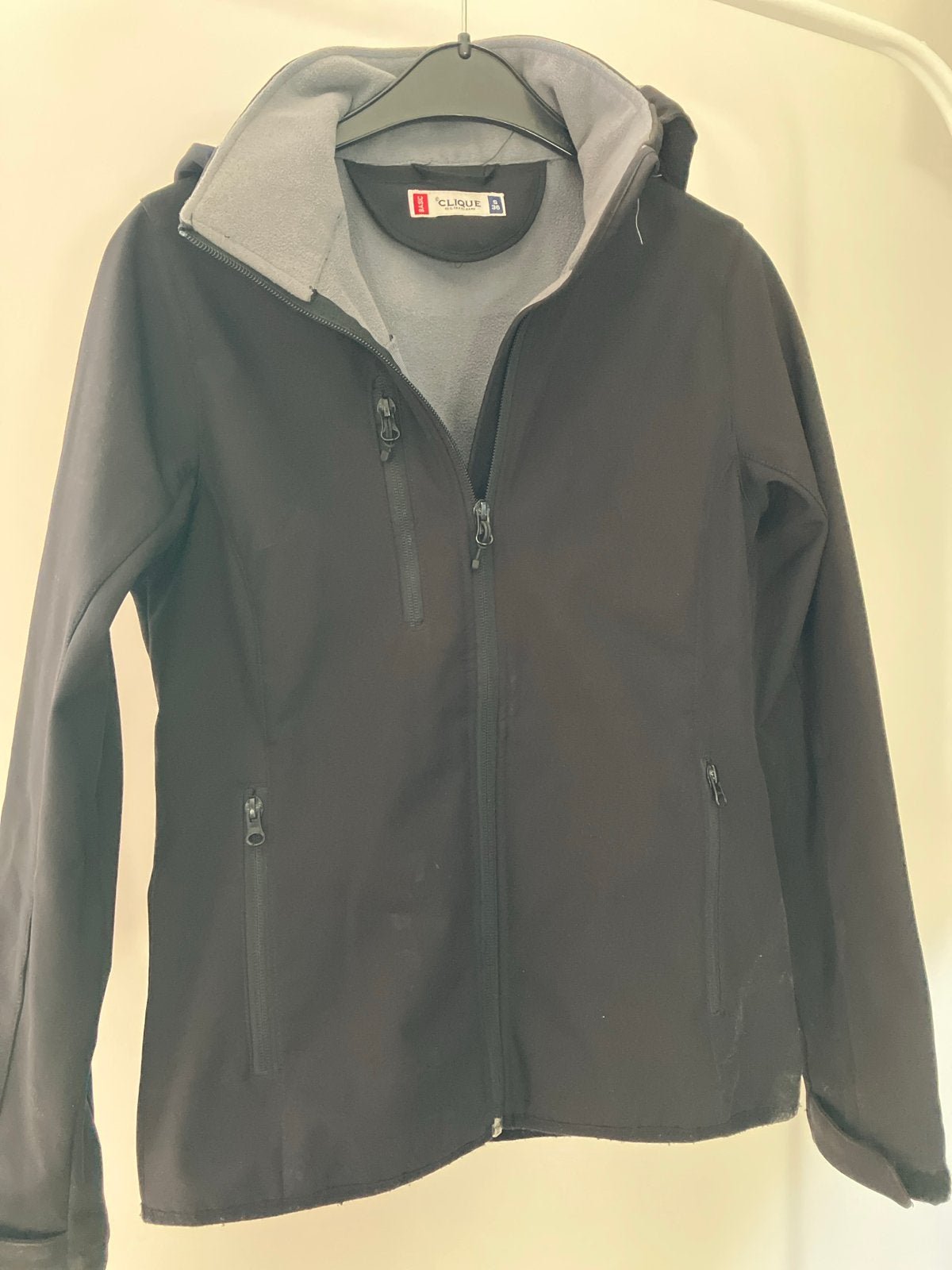 Clique Softshell Jas Zwart Maat S, Ophalen of Verzenden, Gedragen, Maat 36 (S), Zwart
